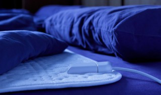 地毯上的机油怎么清洗（地毯上的油要怎么清洗）