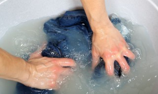 衣服茶渍时间长怎么清洗 衣服上的茶渍时间久了怎么去除