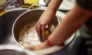 顽固油渍清洗小妙招有哪些 顽固油渍用什么可以去除