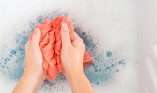 洗掉衣服上的油渍的小窍门是什么 洗掉衣服上的油渍的小窍门是什么呢