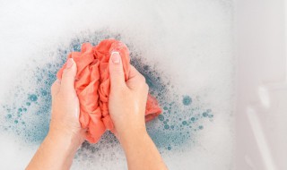 衣服上的汗渍发黄怎么洗（衣服汗渍发黄用什么洗）