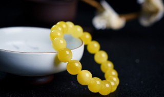 蜜蜡跟琥珀的区别（琥珀和蜜蜡有何区别）