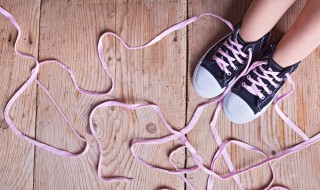 饮料洒到帆布鞋上怎么洗掉（帆布鞋沾到果汁怎么洗）