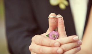 钻石真假辨别（钻石真假辨别 划线）