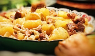 平菇炖鸡的做法（平菇炖鸡的家常做法大全）