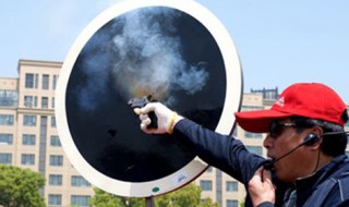 发令员为何要在小黑板前鸣枪