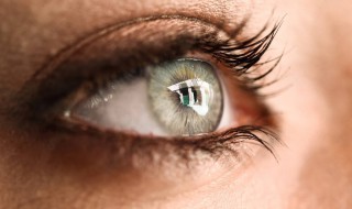 自己用洗眼液洗出眼睛里的脏东西这种做法