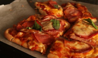 用微波炉怎么烤披萨（怎样用微波炉烤披萨）