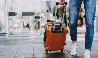 高铁怎么放行李箱(高铁怎么放行李箱图解26寸行李箱)