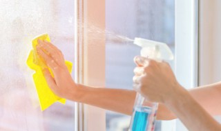 玻璃上的玻璃胶怎么洗（怎么清洗玻璃上的玻璃胶）