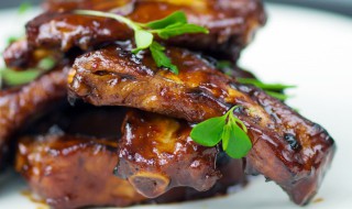 青椒炒排骨怎样做最好吃 青椒炒排骨肉的做法