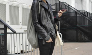 真皮皮衣为什么会皱（真皮皮衣为什么有的地方皱了）