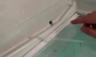 怎么清理冰箱排水管（冰箱底部怎么清理冰箱排水管）