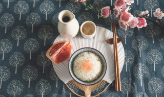 微波炉蒸咸米饭的做法 电饭锅蒸咸米饭的做法