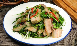 肉皮咸肉片炒韭菜怎么做（肉炒咸菜怎么炒）