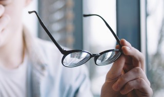 抗蓝光钢化玻璃膜究竟是什么颜色（为什么抗蓝光的钢化膜看上去是蓝色的）