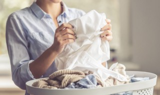 起泡胶粘到衣服上怎么洗掉 起泡胶粘在衣服上怎样洗掉