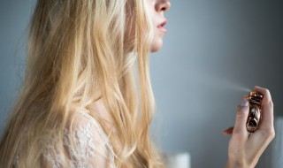 香水可以喷头发上吗（香水能不能喷头发上）