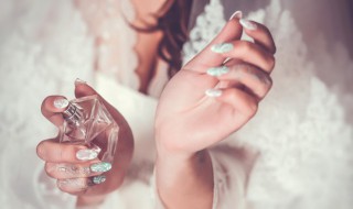 香水喷到衣服上有印怎么办 香水喷在衣服上有印子怎么办