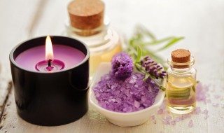 香薰蜡烛烧中间一个坑怎么办（蜡烛只烧出中间一个坑怎么办）