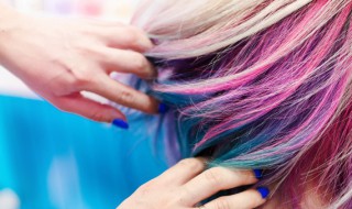 剪完头发多久可以染发（剪完头发多久可以染头发）