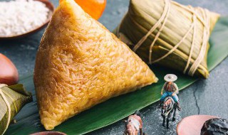 粽子粘粽叶是什么原因(粽子熟了会粘着粽叶)