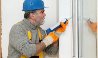 玻璃胶上的霉斑怎么处理（玻璃胶上的霉斑如何去除）