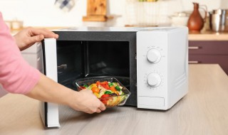 微波炉里可以放金属餐具吗 铁质餐具可以放进微波炉吗