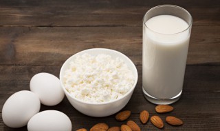 牛奶可以整盒放进微波炉加热吗(一盒牛奶可以放微波炉加热吗)