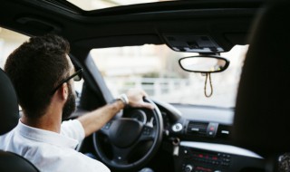 车窗玻璃怎么看生产日期（车窗玻璃怎么看生产日期不一致）