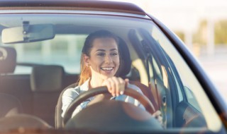 下雨天车窗玻璃起雾怎么办（下雨天车窗玻璃起雾怎么办奔驰c）