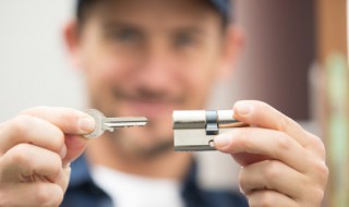 家里锁打不开怎么办（家里门上锁打不开了怎么办）