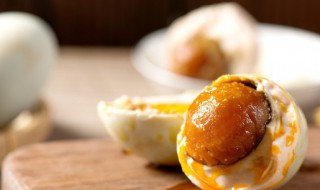 咸鸭蛋怎么切不会破（咸鸭蛋怎么煮才不会破）