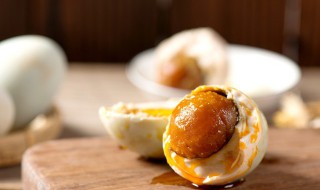 怎样腌咸鸭蛋油多（怎样腌咸鸭蛋油多而且又好吃）