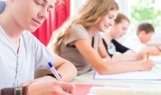 头上红冠不用裁是哪首诗 头上红冠不用裁这首诗