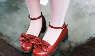 鞋子掉脚后跟怎么办（鞋子后面掉脚怎么办）