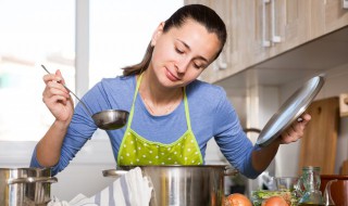 煲玉米排骨汤怎么汤成白色的了（玉米排骨白汤汤的做法）