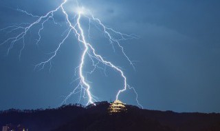 下葬前下雨打雷有什么兆头（下葬下雨是什么兆头）