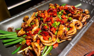 蒜苗炒鱿鱼最正宗的做法 鱿鱼炒大蒜苗怎么做