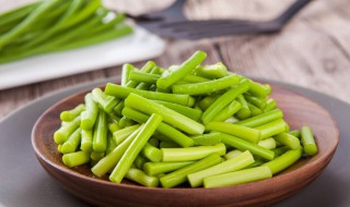 鱼豆腐炒蒜苔的做法 蒜苔炒豆腐的家常做法