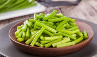 蒜苔怎么做好吃又简单（腊肉炒蒜苔怎么做好吃又简单）