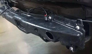 防撞钢梁什么材质的好（玻璃钢防撞梁和钢防撞梁哪个好）