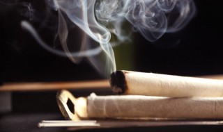 家里熏艾条有什么作用（在家熏艾条有什么副作用）