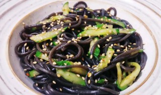 黄瓜凉拌蕨根粉的正宗做法（蕨根粉凉拌菜的做法）