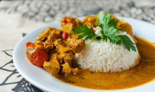 咖喱鸡肉怎么做好吃又嫩（咖喱鸡 鸡肉怎么做才嫩）