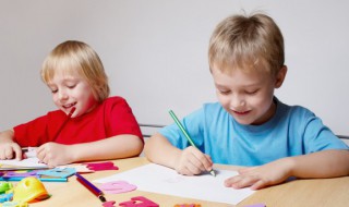 小孩子打架家长怎么处理（小孩子打架家长怎么处理跟对方家长）