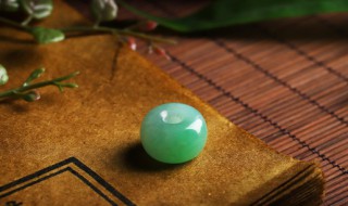 鉴别翡翠石头最简单的方法（翡翠原石怎么辨别）