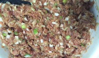 牛肉大葱饺子馅怎么调（牛肉大葱饺子馅怎么调不硬）
