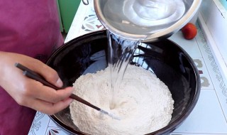 在家里做拉面怎么和面(家里做拉面怎么做)