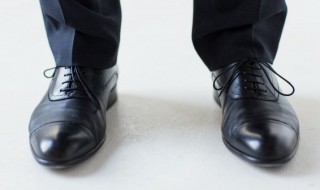 如何去除皮鞋上的水渍（皮鞋有水渍怎么处理）